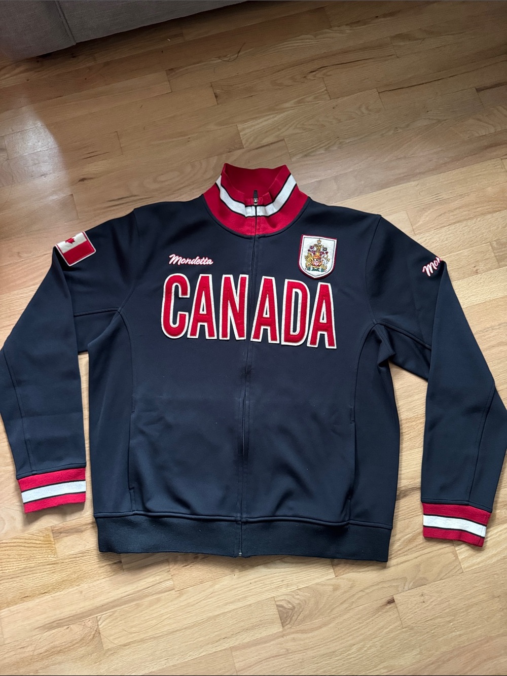 Mondetta Canada full-zip track jacket in men’s size XL